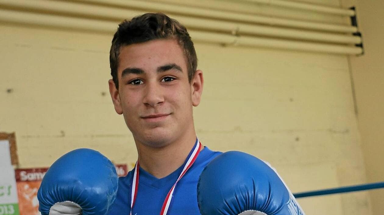 Alexis Demeter jeune champion kickboxing médaille gants bleus