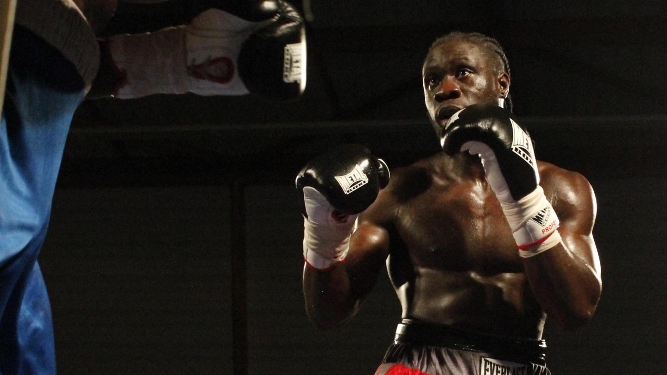 Benjamin Mendes Tani boxeur français à l''entraînement sur le ring