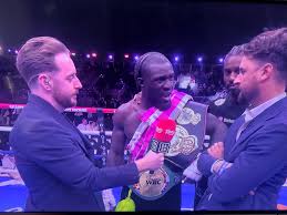 Benjamin Mendes Tani avec la ceinture WBC après victoire contre Lapin interview ring