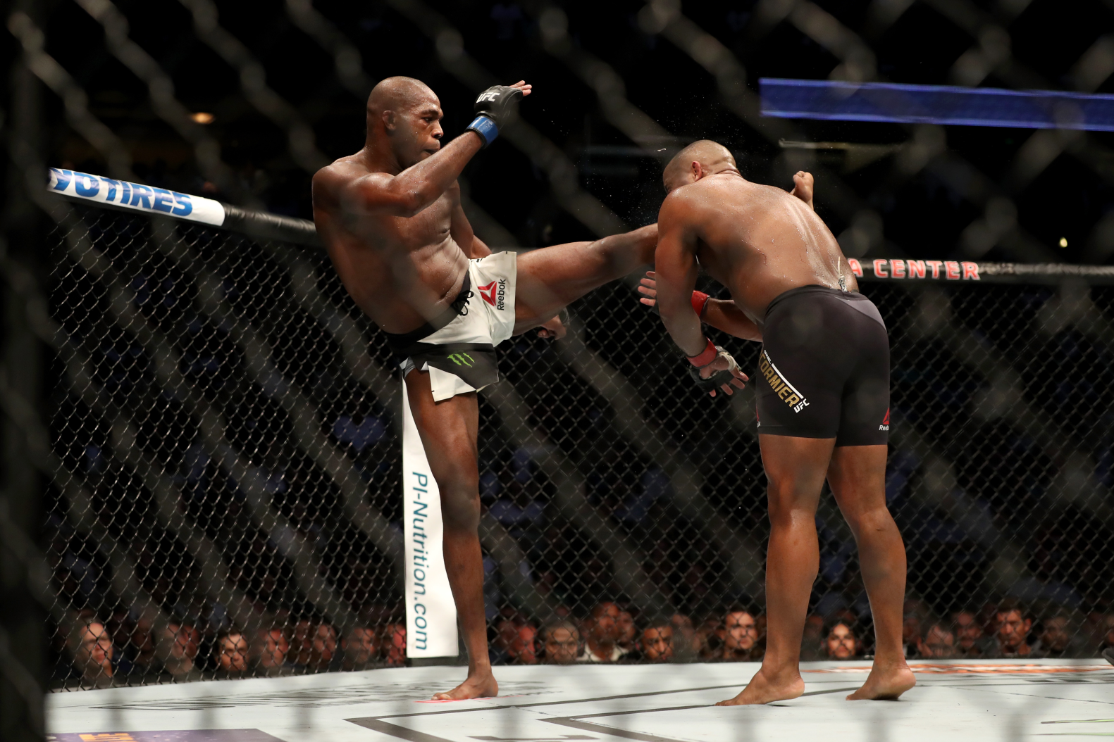 Daniel Cormier Contre Jon Jones Lors De Leurs Dernier Combat — Daniel Cormier : Jon Jones refuse une offre à sept