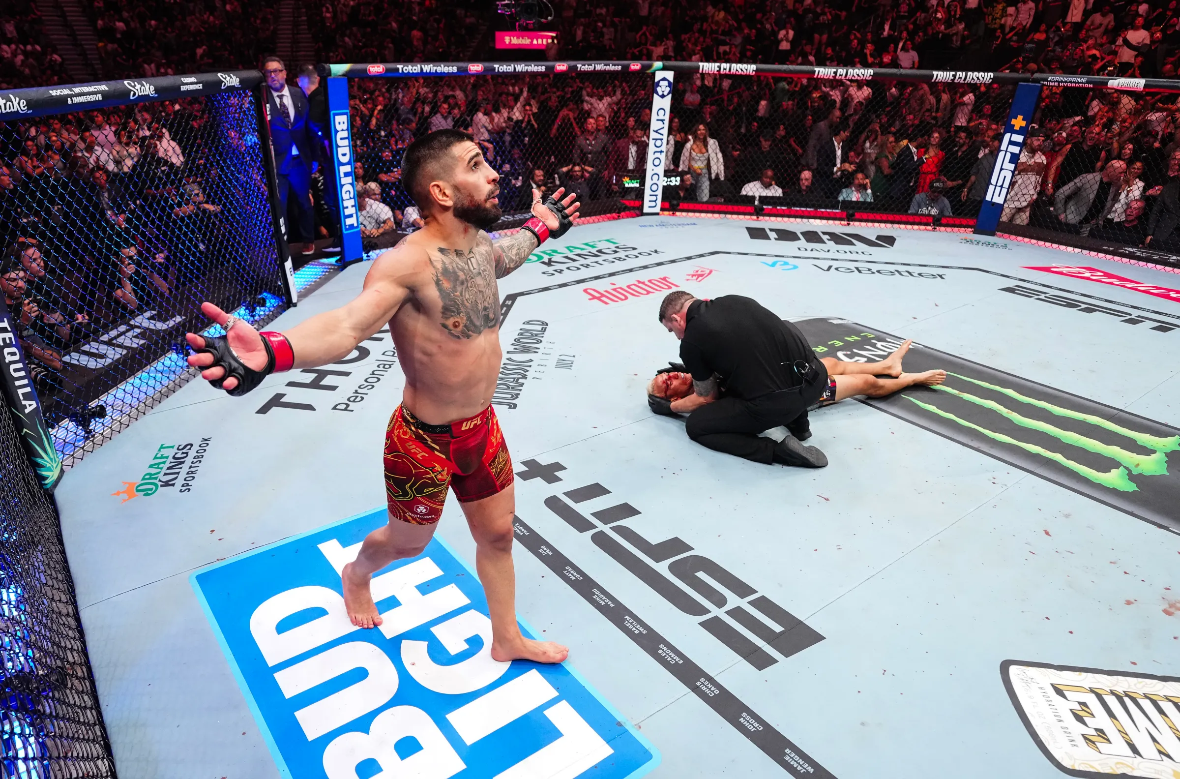 Ilia Topuria KO célébration victoire UFC octogone adversaire au sol