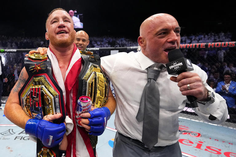 Joe Rogan et Justin Gaethje après l'UFC Freedom 250