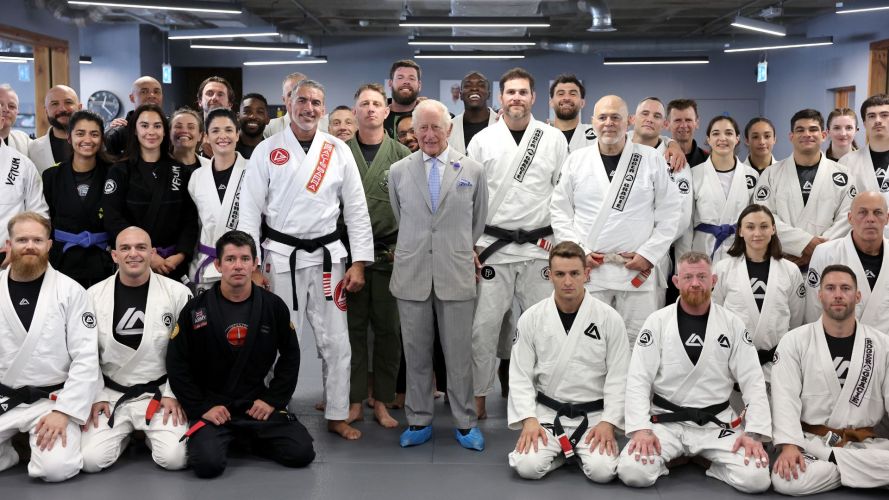 King Charles III À La Roger Gracie Academy Reçoit Sa Ceinture Blanche De BJJ 25 Juin — King Charles III à la Roger Gracie Academy reçoit 