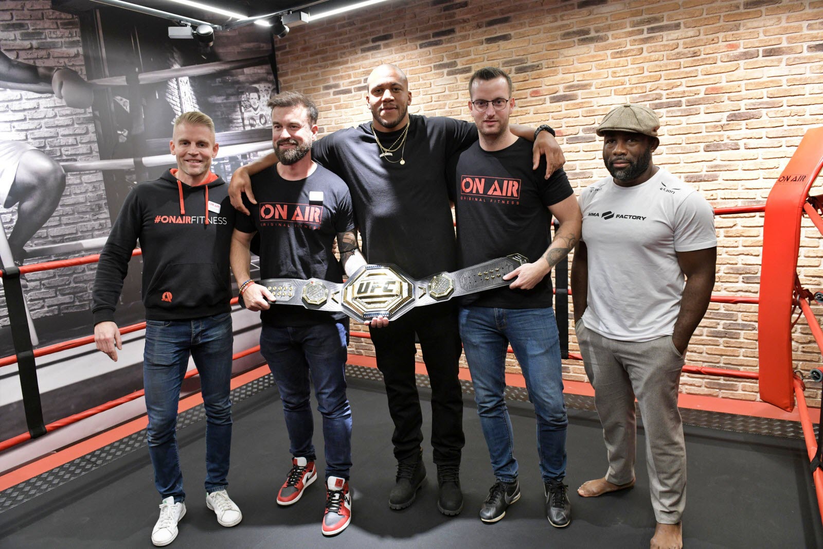Ciryl Gane champion UFC poids lourds drapeau France