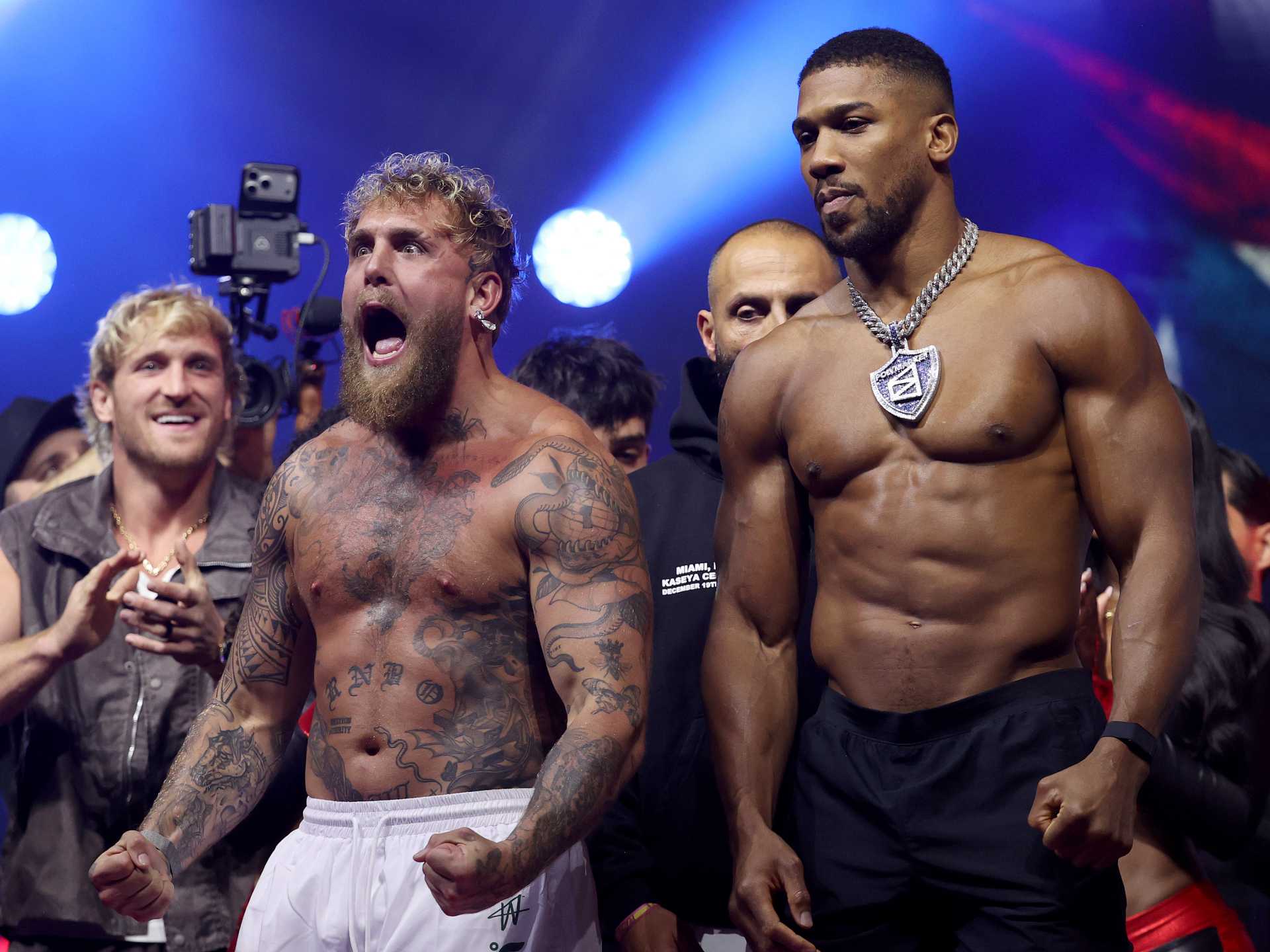 Jake Paul épuisé après un combat de boxe intense