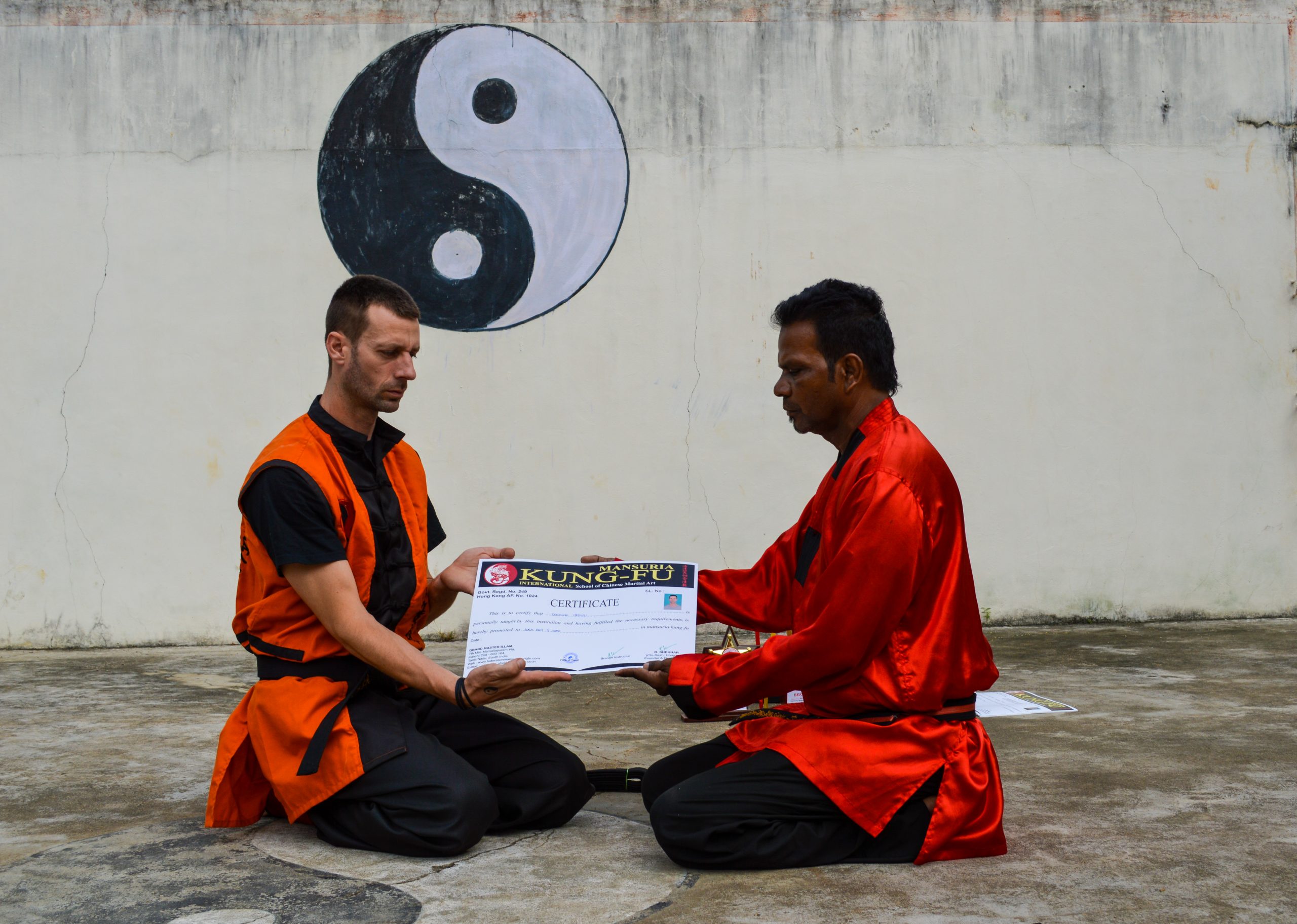 Maître Déroisière reçoit son certificat du Grand Maître Shekhar — transmission traditionnelle du kung fu
