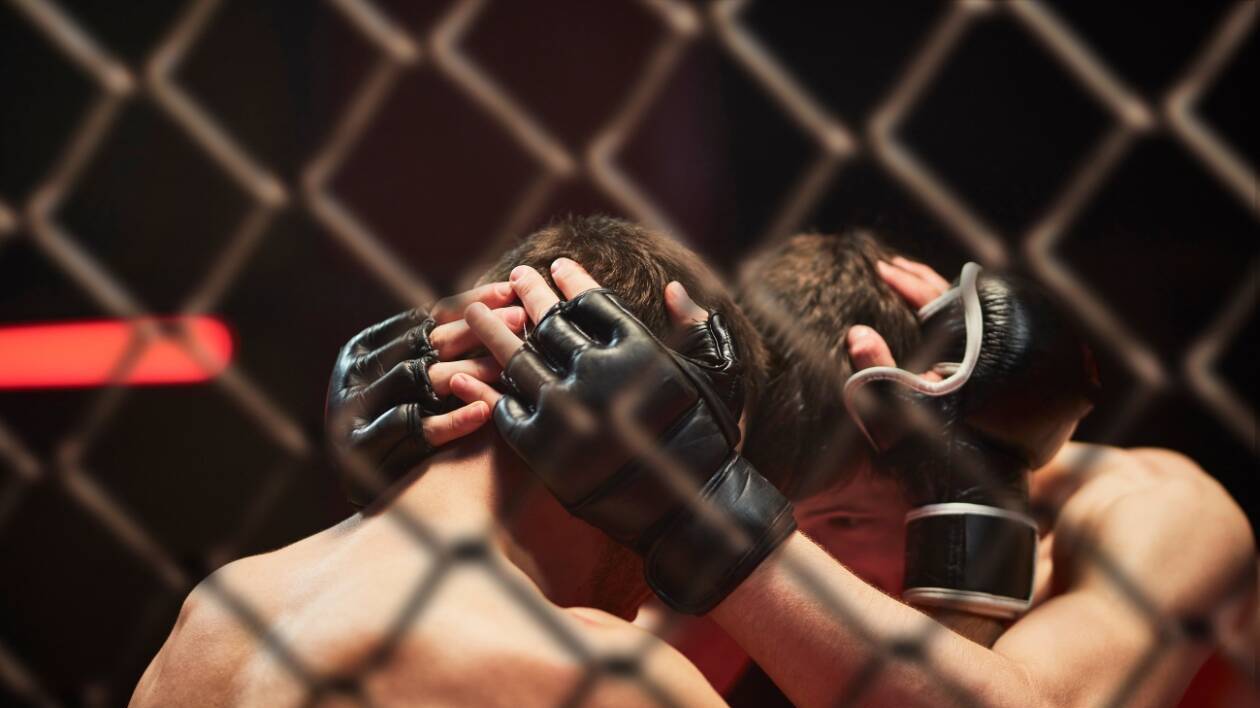 Boxeuse MMA qui s hydrate après l'entraînement - hydratation et nutrition sportive MMA 2026