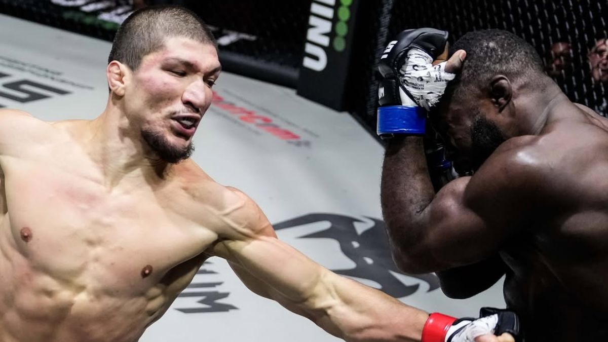 Baki en action combat MMA cage