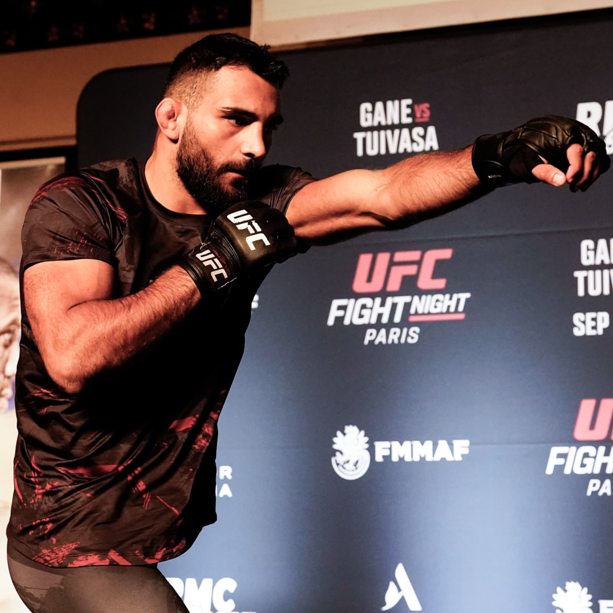 Benoît Saint Denis open workout UFC Fight Night Paris gants MMA