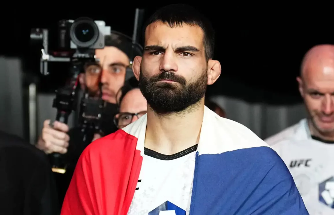 Benoit Saint Denis retour UFC 2026 drapeau France combattant MMA