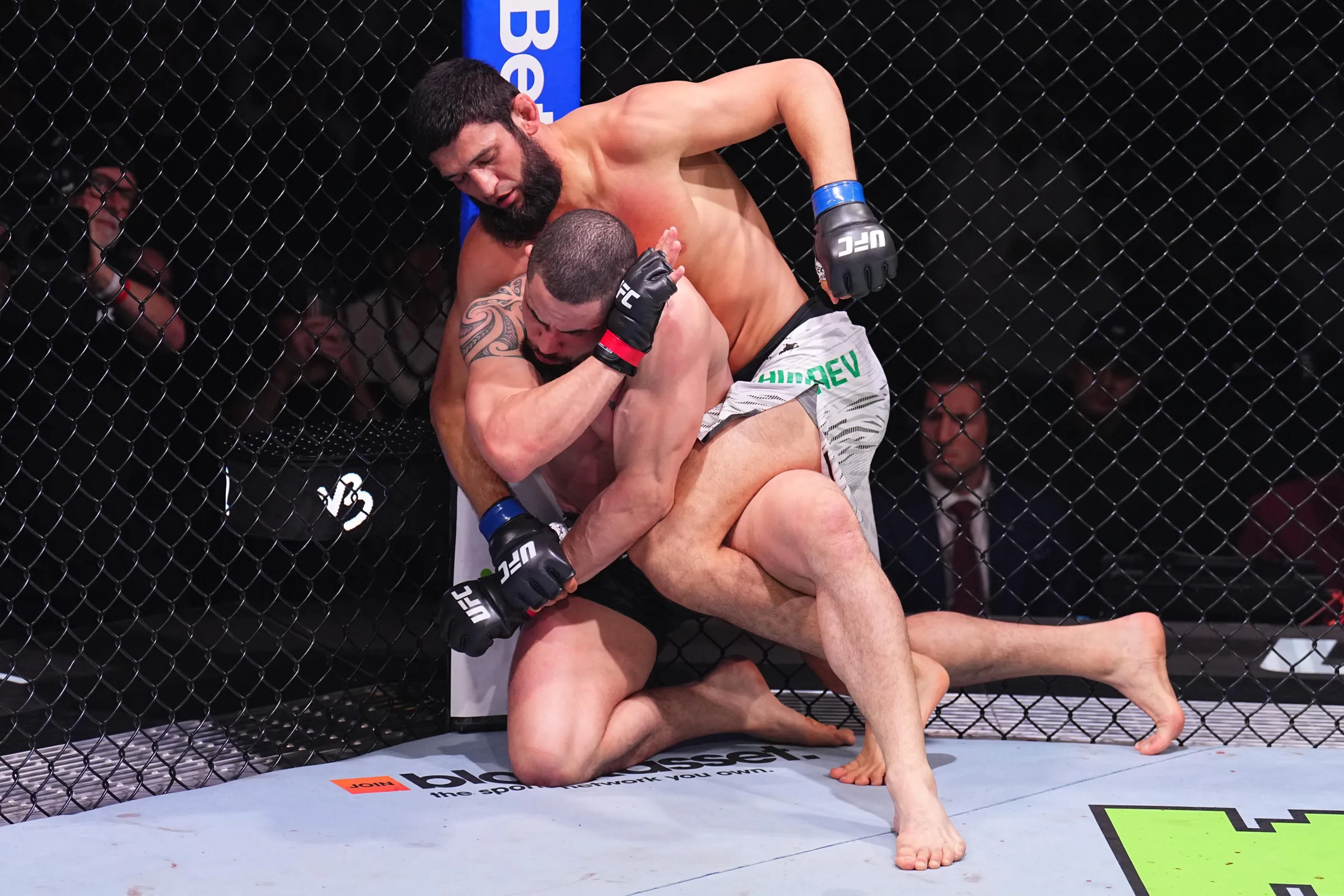 Khamzat Chimaev et Sean Strickland face à face dans l'octogone UFC 328 poids moyens Newark