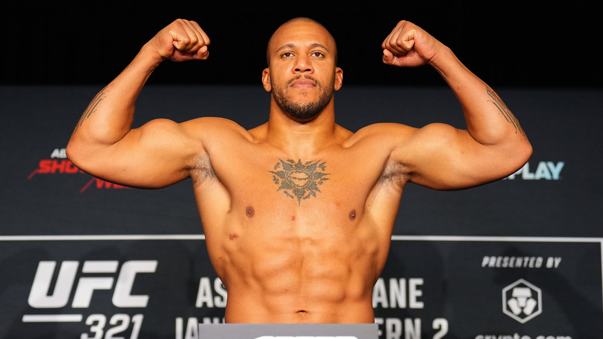 Ciryl Gane pesée UFC 321 Abu Dhabi no contest Tom Aspinall eye poke octobre 2025
