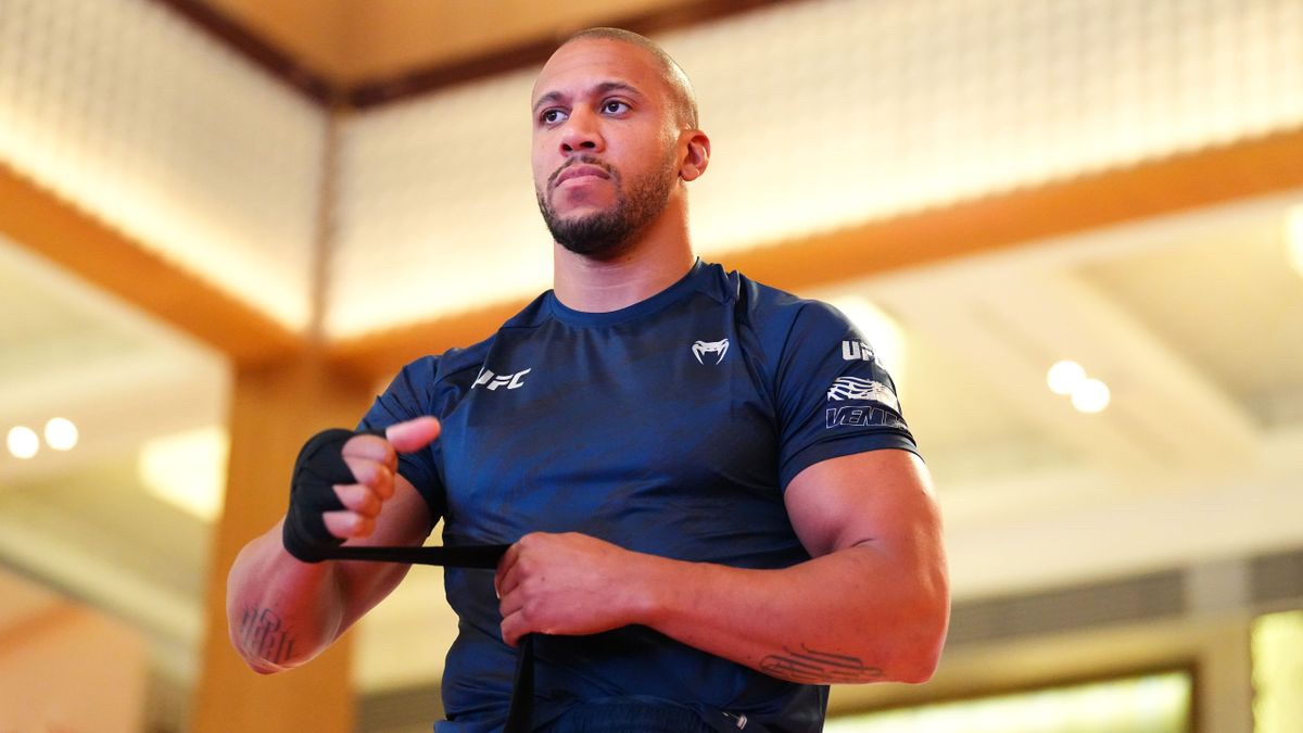 Ciryl Gane interview post-combat UFC microphone sourire victoire octogone