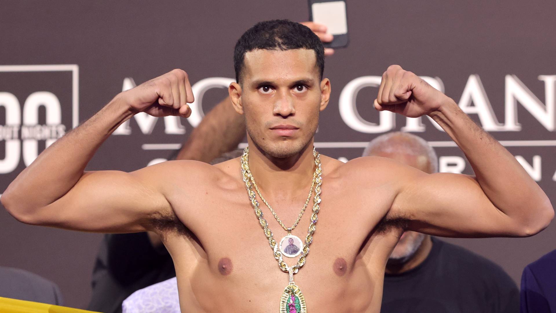 David Benavidez pesée champion WBA WBO mi-lourds boxe 2026 - posture de force