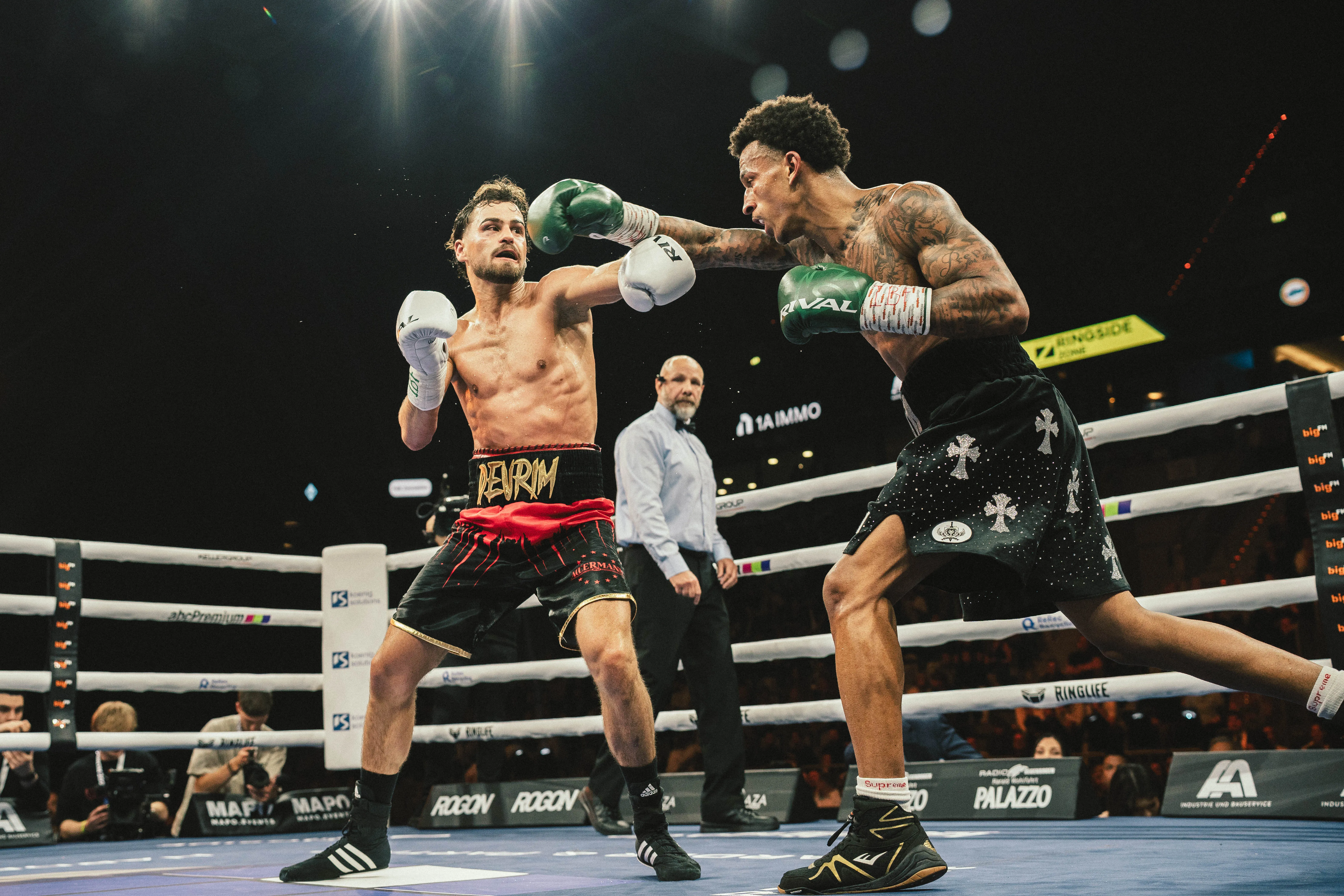Edwin Castillo en action dans le ring - boxe poids lourds