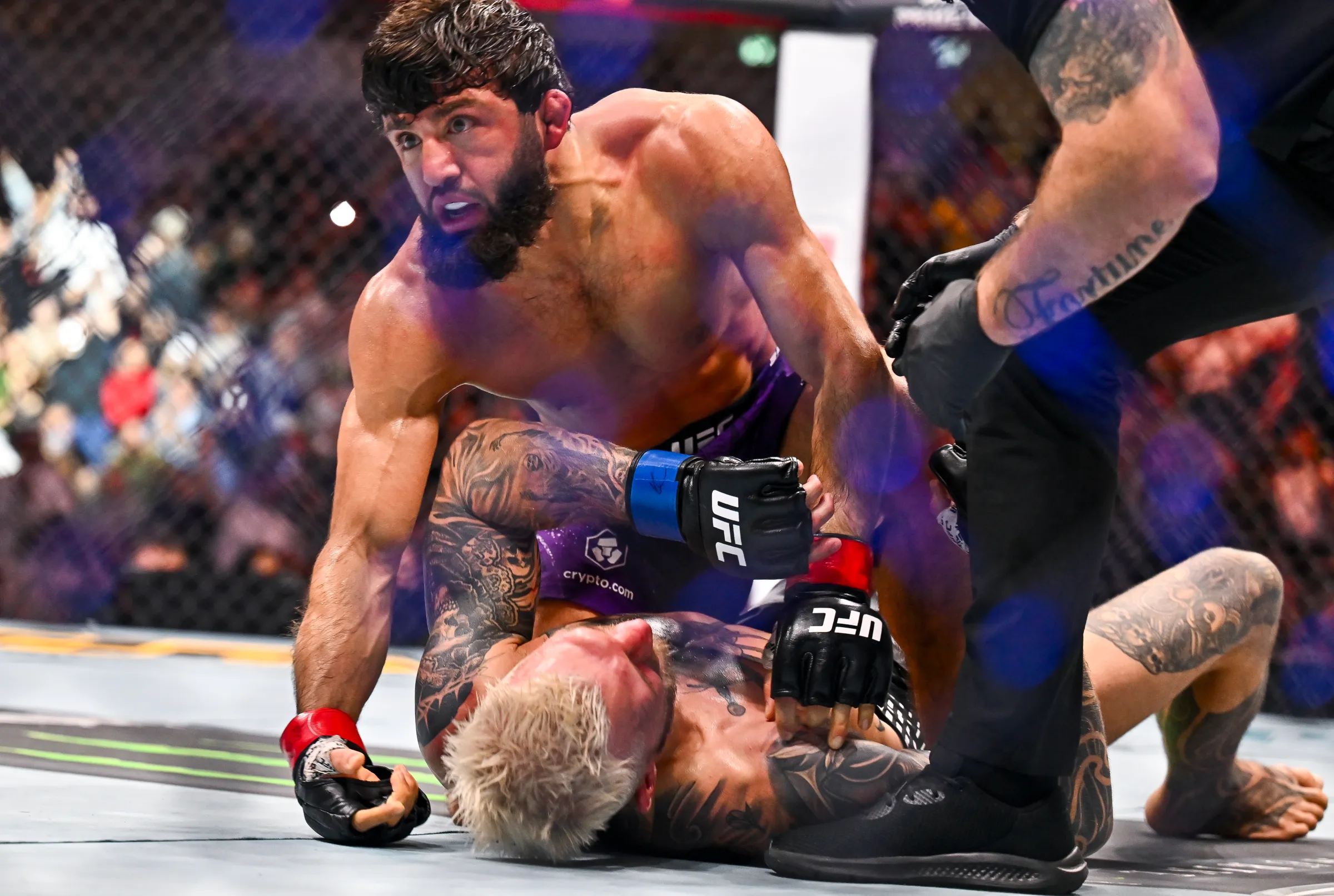 Grappling MMA UFC ground and pound domination au sol 2026 - combattant en position dominante