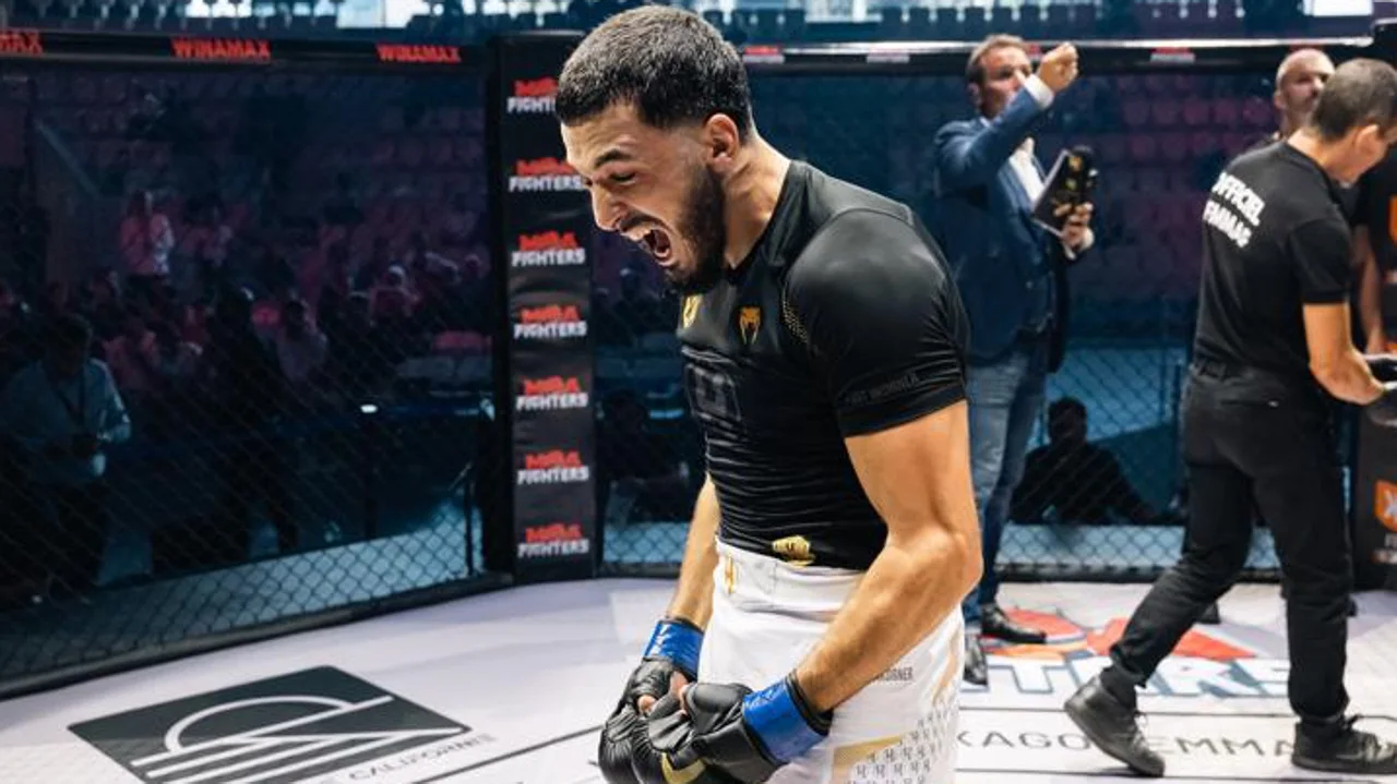 Haïk Khodedanian exulte dans la cage après son K.-O. en 15 secondes à l'Arena Futuroscope lors d'Hexagone MMA