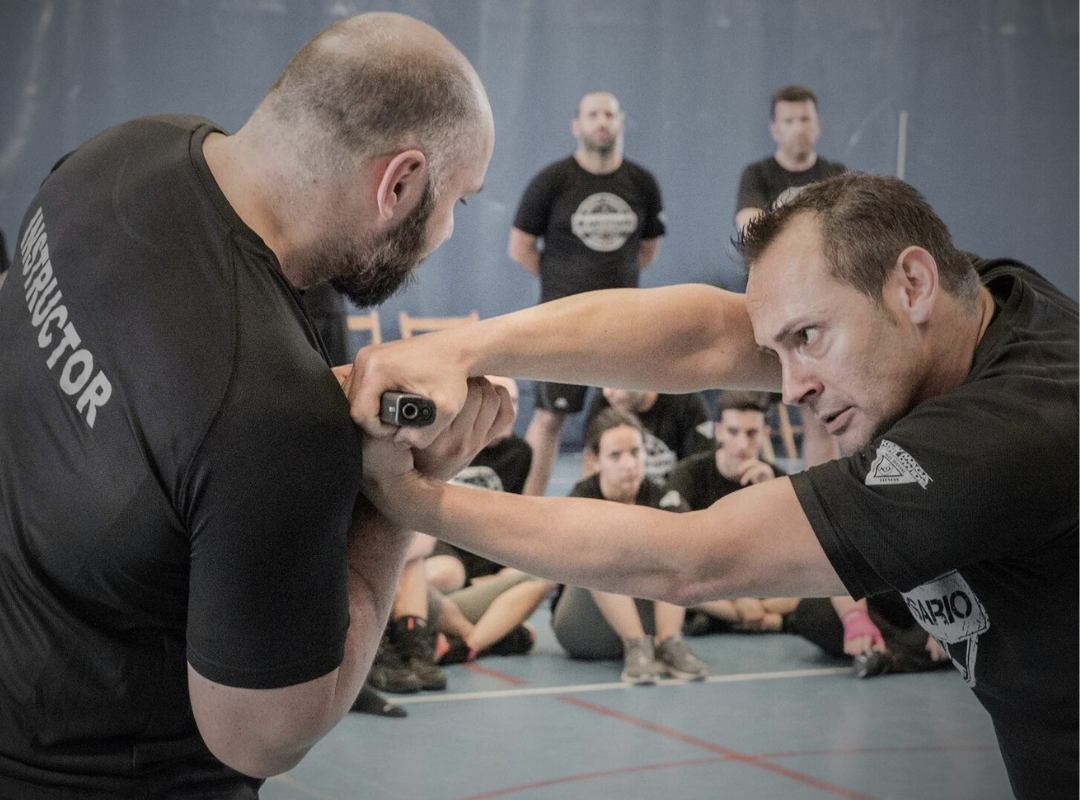 Femme pratiquant le Krav Maga en cours collectif - technique de défense contre attaque - self-défense féminine France 2026