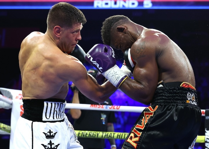 Mbilli vs Canelo Alvarez WBC super-moyens face à face