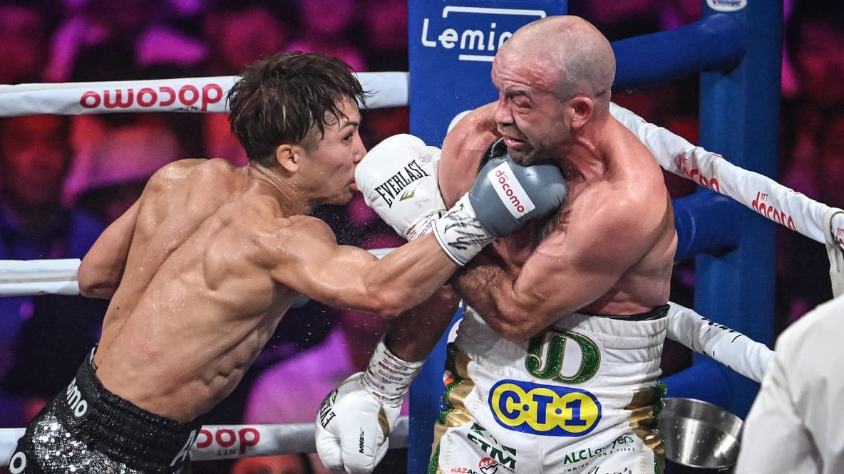 Naoya Inoue en plein combat dans le ring echange de coups en super-bantamweight