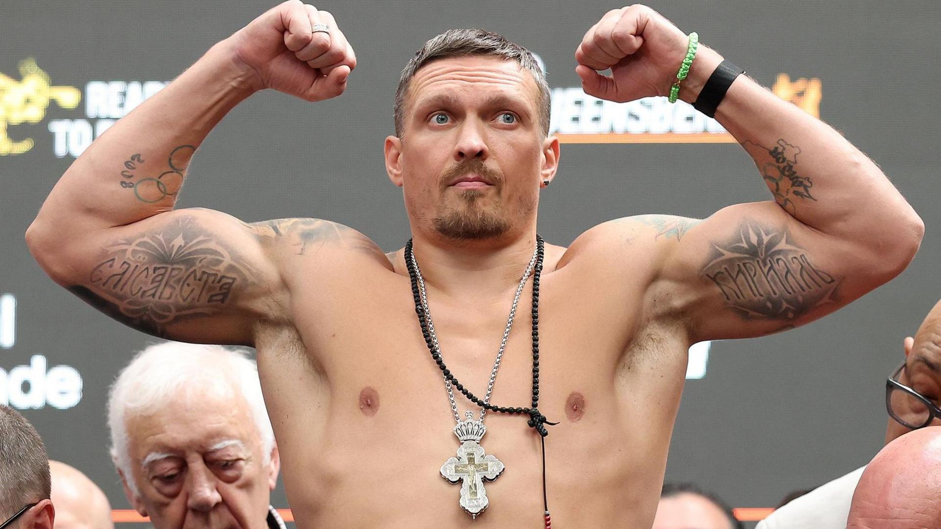 Pesée officielle poids lourds bras levés boxe 2026