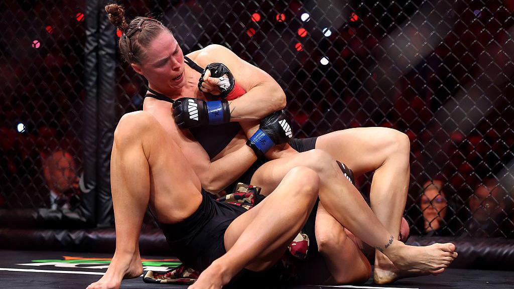 Ronda Rousey et Gina Carano souriantes après leur combat, dans l'esprit du fair-play MMA