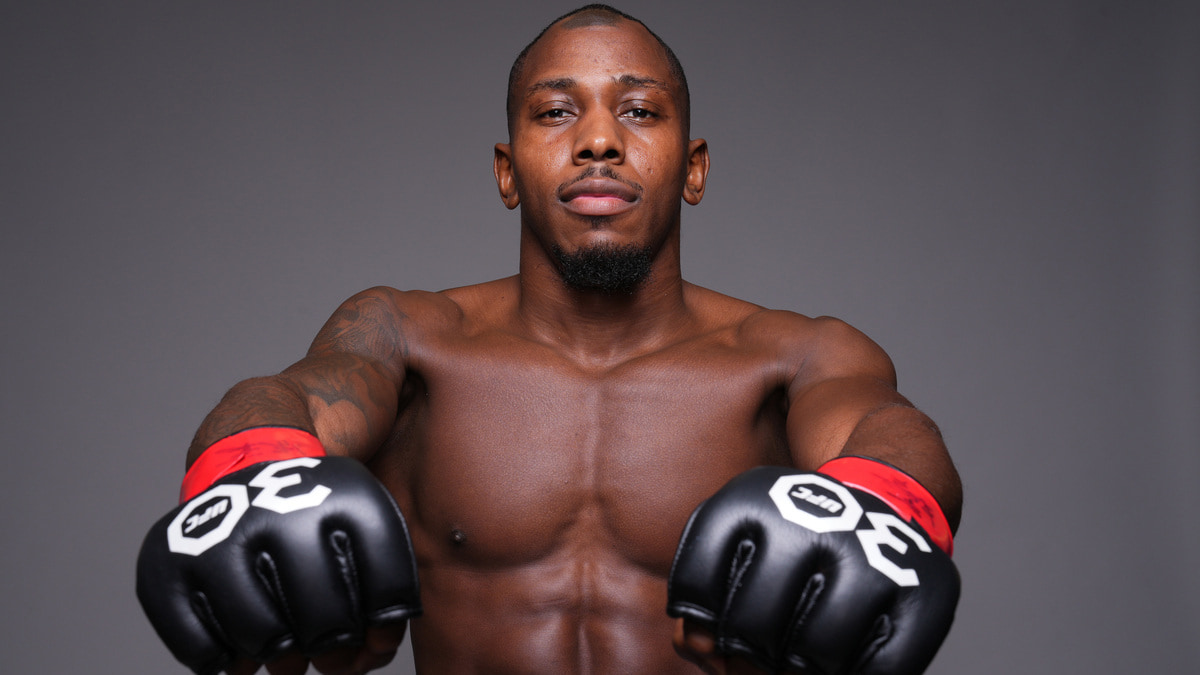 Taylor Lapilus portrait gants MMA - combattant français PFL 2026