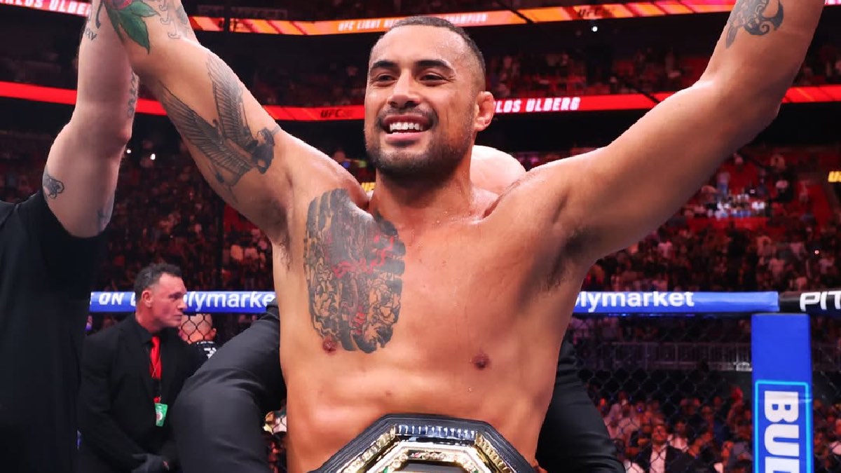 Carlos Ulberg au pesage de l'UFC 327 – le futur champion pose avec son maquillage guerrier maori
