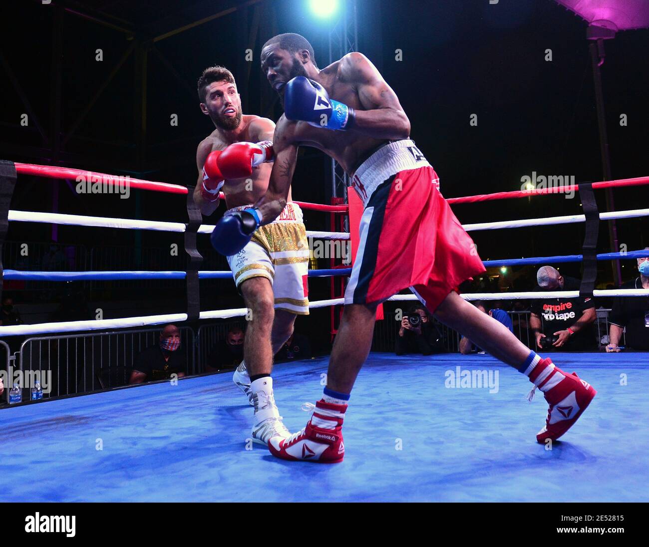 Ermal Hadribeaj boxeur américain combat professionnel sur le ring
