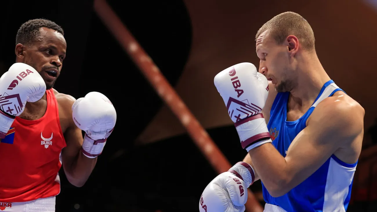 Combat de boxe amateur sous les couleurs World Boxing avec gants IBA