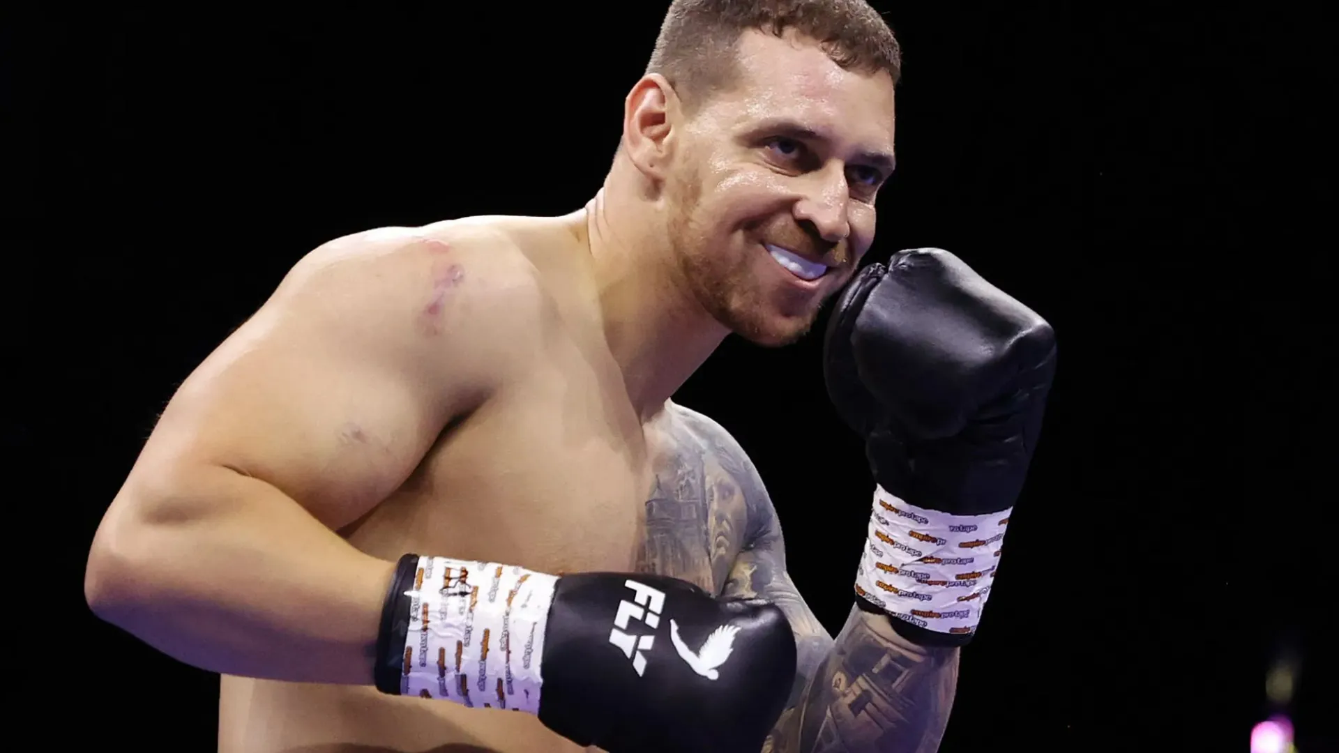 Dan Garber boxeur professionnel souriant gants de boxe, adversaire de Tony Yoka refusé par le BBBofC