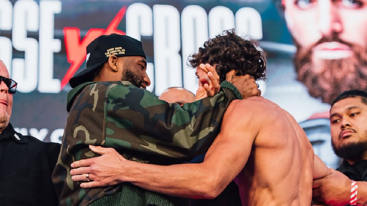 Salahdine Parnasse champion MMA MVP exulte après une victoire avant son combat contre Kenneth Cross