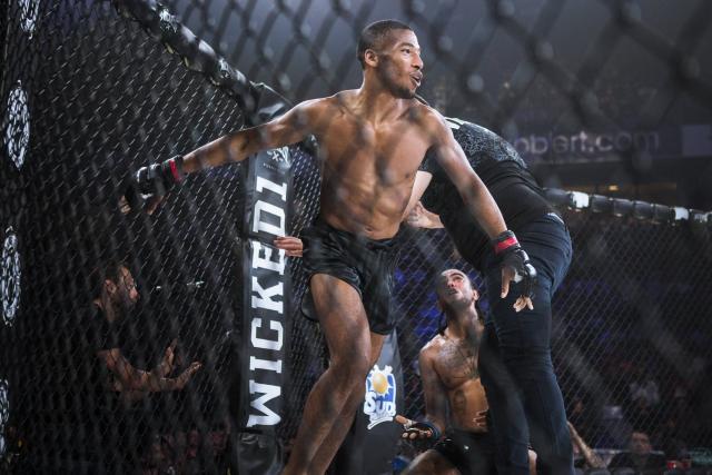 Salahdine Parnasse et Kenneth Cross au face-off tendu avant le combat MVP Netflix 2026